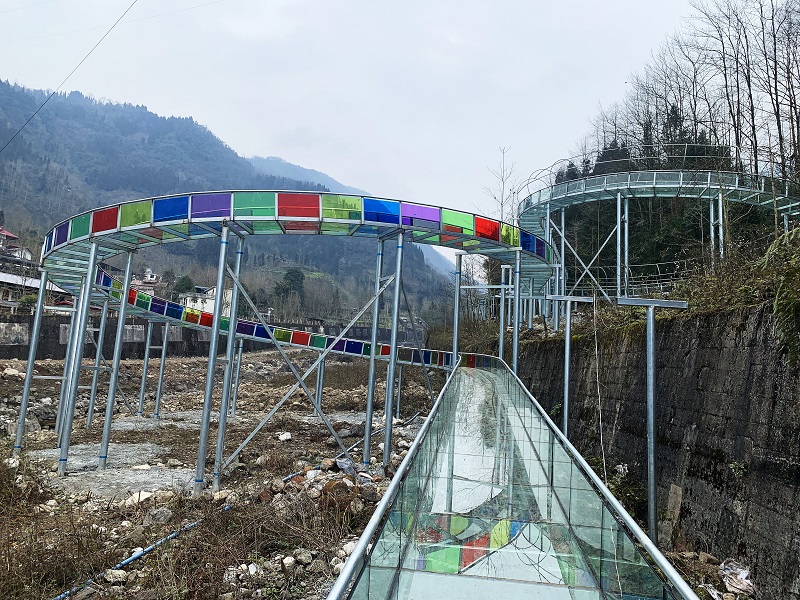 四川省綿竹市金色清平國家5A 級風景區玻璃滑道